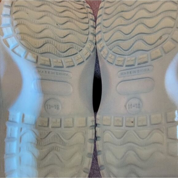 KIDS BLUE CROCS WITH PINK 🐟 🐠 - Picture 10 of 16